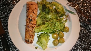 En bit lax med broccoli och gröna oliver, det var jättegott, t o m Chicko gillade broccolin.