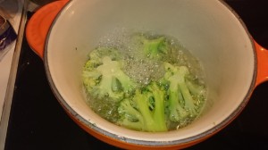 Broccoli snart färdig ska bara kokas i smör och gorgonzola