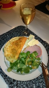 Ostpanerad omelett med champinjoner, julskinka och brieost