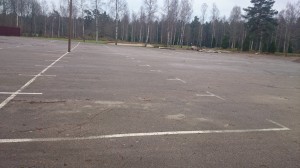 En ödslig p-plats, en sommardag är här alldeles fullt med bilar