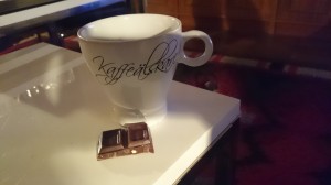 Choklad med nötter och äppelbitar, tror att det är Fazer, ny sort.